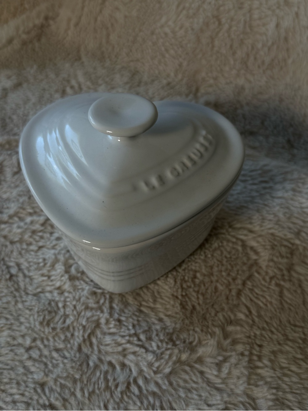 Le Creuset Stoneware Heart-Shaped Ramekin with Lid – White